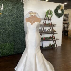 Fitted Wedding Dress / Mermaid Wedding Dress that is minimal with a Strapless Sweetheart Neckline